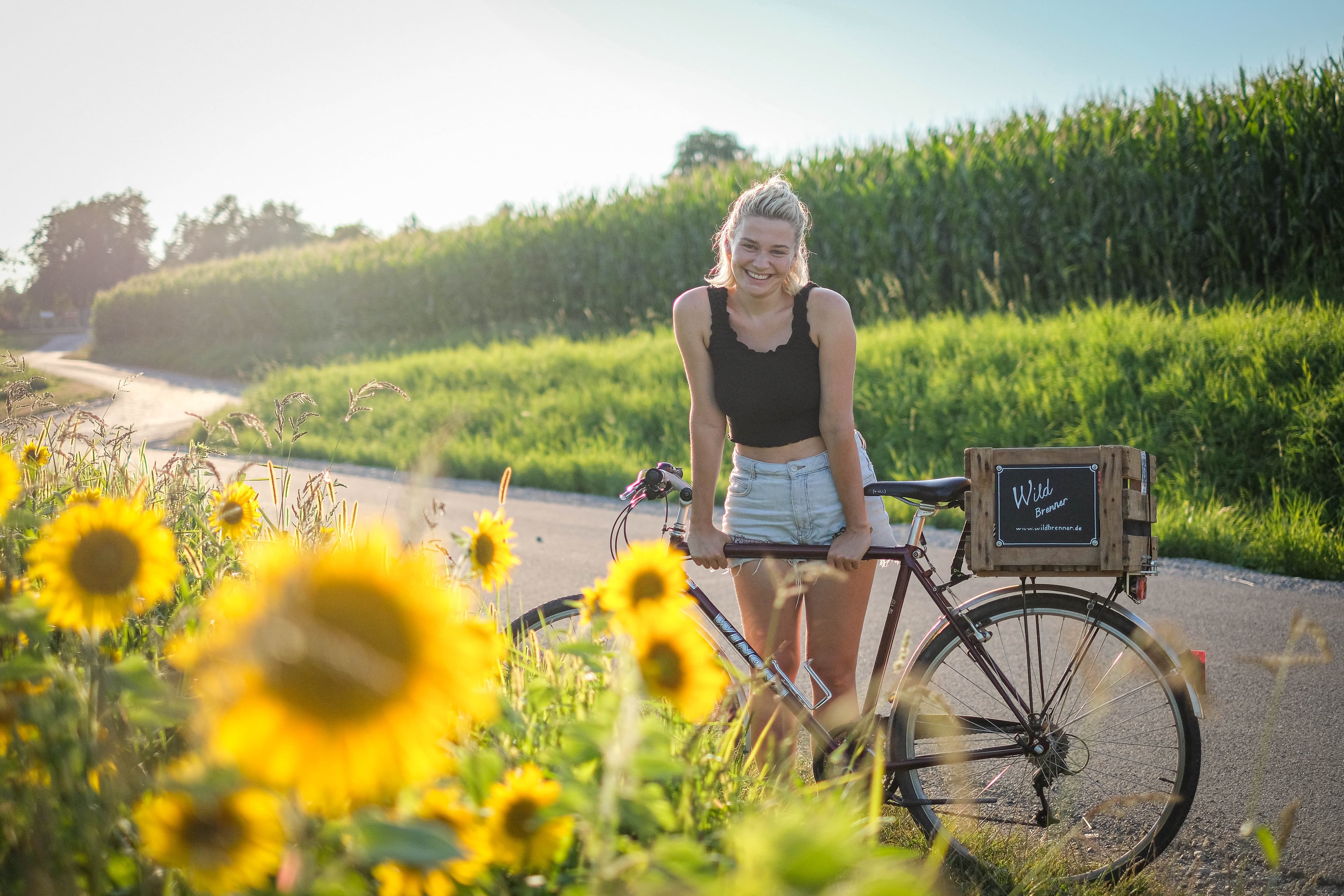 Portrait mit Sonnenblumen